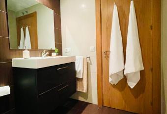 Casa R  o Duero has rooms with a private hot tub