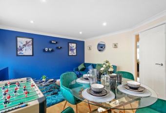 The Exquisite Jewel of Cambridge sleeps 18 allows 18 year olds to book a room