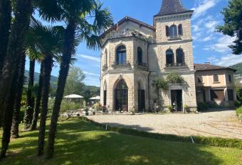 Castello mit Park allows 18 year olds to book a room