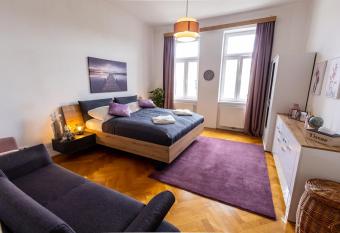 Sunshine deluxe apartment with porch near Sch  nbrunn palace and Westbahnhof has Balcony rooms