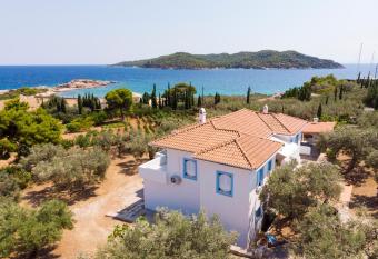 KIOUSIS ESTATE has Balcony rooms