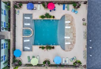 Luxury King w/Resort-style Pool, Wi-Fi & Parking has rooms with a private hot tub