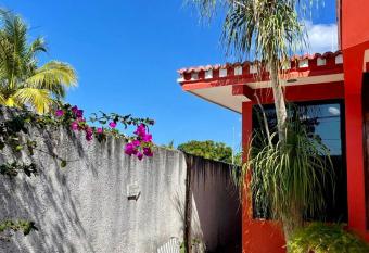 Casa Siloe + Pajarera/ Piscina compartida allows 18 year olds to book a room