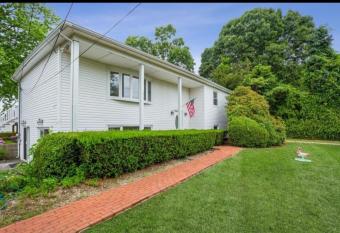 Sag Harbor Beauty has Balcony rooms