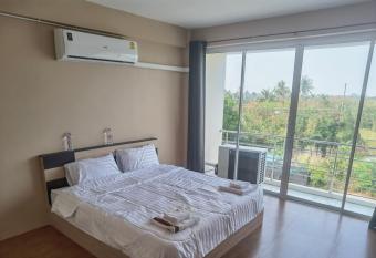 YYK Townhouse has Balcony rooms