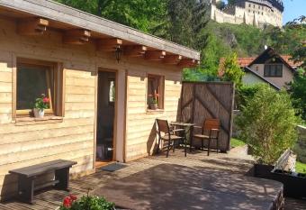 Stodola-soukrom   apartm  n pro dva s venkovn   v    ivkou allows 18 year olds to book a room