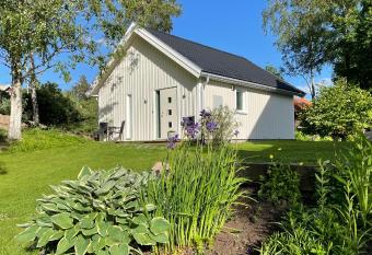 Floda, Minihus p   62m2 f  r plats f  r 4 vuxna och 2 barn allows 18 year olds to book a room