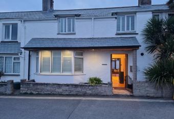 Neet Retreat - sleeps 7 next to beach has Balcony rooms