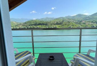 S&R Hostel has Balcony rooms