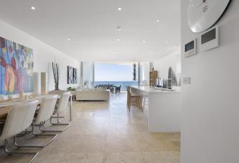 Pelican Penthouse has Balcony rooms