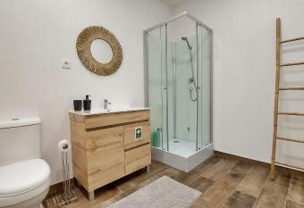 S  tio dos Cogumelos Alojamentos has rooms with a private hot tub