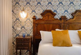 Da Pardis allows 18 year olds to book a room