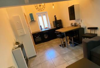 Charmant petit T 3 has rooms with a private hot tub