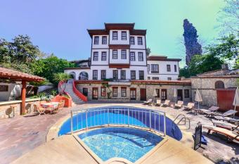 Argos Hotel allows 18 year olds to book a room