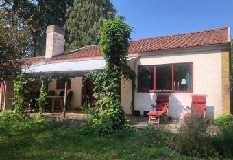 Gatehouse at unique farm, neighbour to yaks & emus allows 18 year olds to book a room