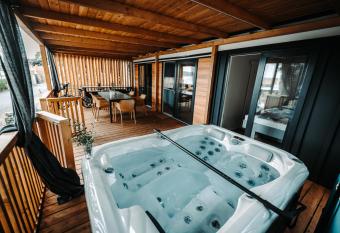 Madria sea house has Balcony rooms