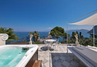 Luxury Villa Excelsior Parco has Balcony rooms