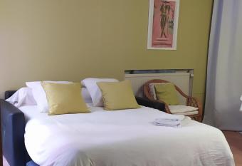 Chambres d h  tes ind  pendantes au rez-de-chauss  e d une maison proven  ale dont une avec cour int  rieure has Balcony rooms