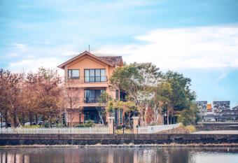 Sunday Home has rooms with a private hot tub