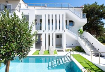 Albatros Beach House has Balcony rooms