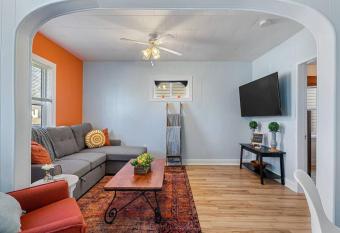 Dino Cave l Walk to Downtown l Fire Pit & BBQ I TV allows 18 year olds to book a room