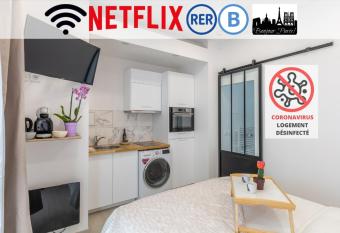 Tulipe : Studio proche RER B Cachan allows 18 year olds to book a room