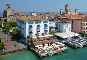 Hotel Flaminia has rooms with a private hot tub