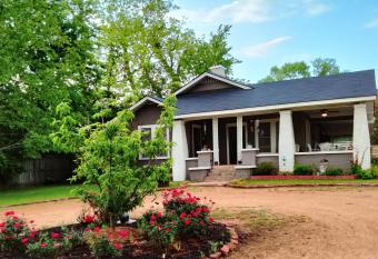 Nonie's has Balcony rooms