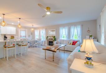 Newly remodeled luxury cottage with mountain views has Balcony rooms