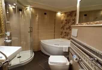 Hotel Villa Antica Tropea has rooms with a private hot tub