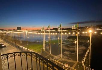 Apt in Limerick city, spacious spaces, great view on Shannon river, close to all amenities has rooms with a private hot tub