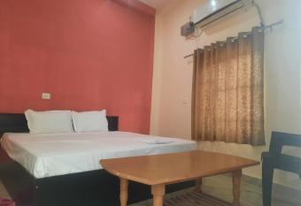 Sky Inn paying guest house has rooms with a private hot tub