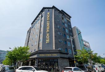 Wonju Central Hotel allows 18 year olds to book a room