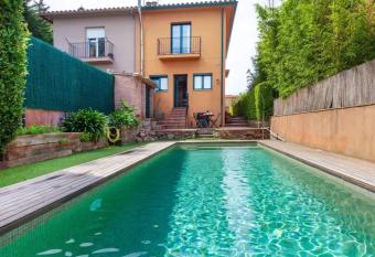 Casa con piscina privada en Pals allows 18 year olds to book a room