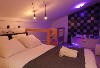 Le logis du bien-  tre, baln  o & sauna dans chambre allows 18 year olds to book a room
