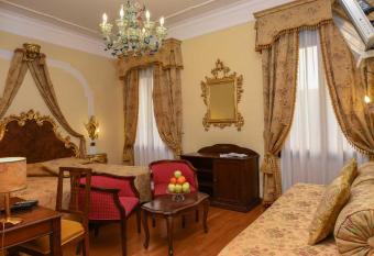 Hotel Ca  Alvise has rooms with a private hot tub