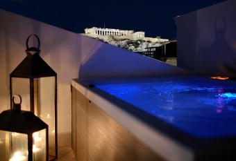 ATHINAIDOS QUARTERS by K&K has rooms with a private hot tub