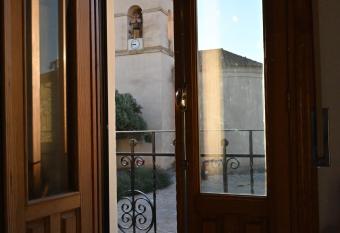 Casa Rural Antigua Botica has rooms with a private hot tub