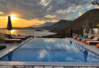 Vila D Boutique Hotel allows 18 year olds to book a room