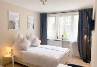 09 Gdynia Centrum - Apartament Mieszkanie dla 2 os allows 18 year olds to book a room