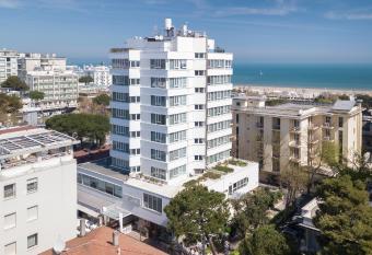 Hotel Cristallo allows 18 year olds to book a room