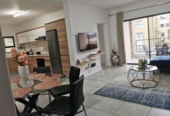 Teasa Group - Upmarket 3 bedroom, Waterfall has Balcony rooms