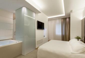 Hotel Polo has Balcony rooms