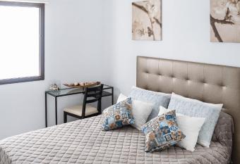 Spacious 3 bedroom apartment in Puerto de Santiago. Walk to the beach. Fast WiFi, Netflix, workstation. has Balcony rooms