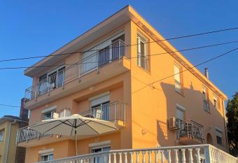 Vila Elena has Balcony rooms