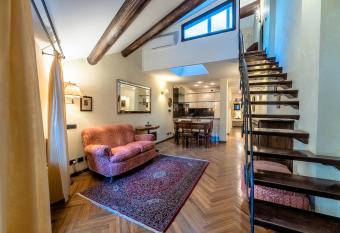 Dimora Lucrezia has Balcony rooms