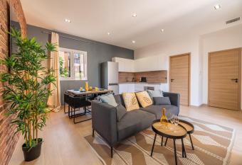 SUPERBE APPARTEMENT AVEC BALCON PROCHE MONACO has Balcony rooms