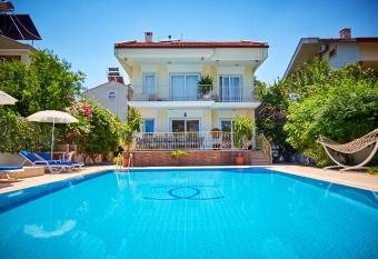 Two Seas Villa Bougainvillaea has Balcony rooms