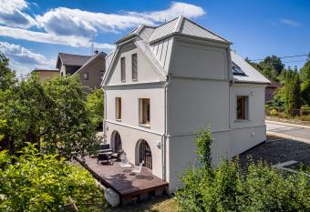 Tiny House, podkrovn   apartm  n a apartm  n s v  hledem do zahrady allows 18 year olds to book a room