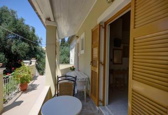 Mikeys Apartments has Balcony rooms